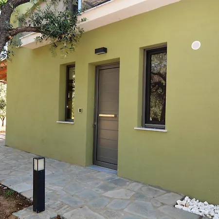 The Thassian Yard 4*