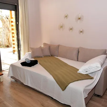 The Thassian Yard 4*